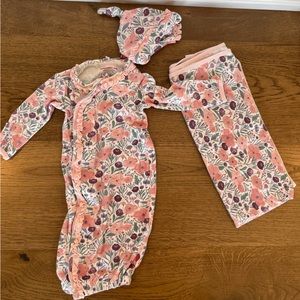 Magnetic Me NB-3months gown, hat, blanket, and reservible bib set girls